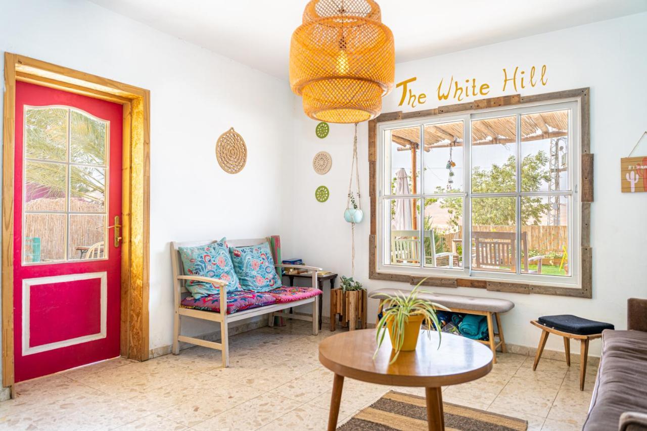 The White Hill Guesthouse Йерухам Экстерьер фото