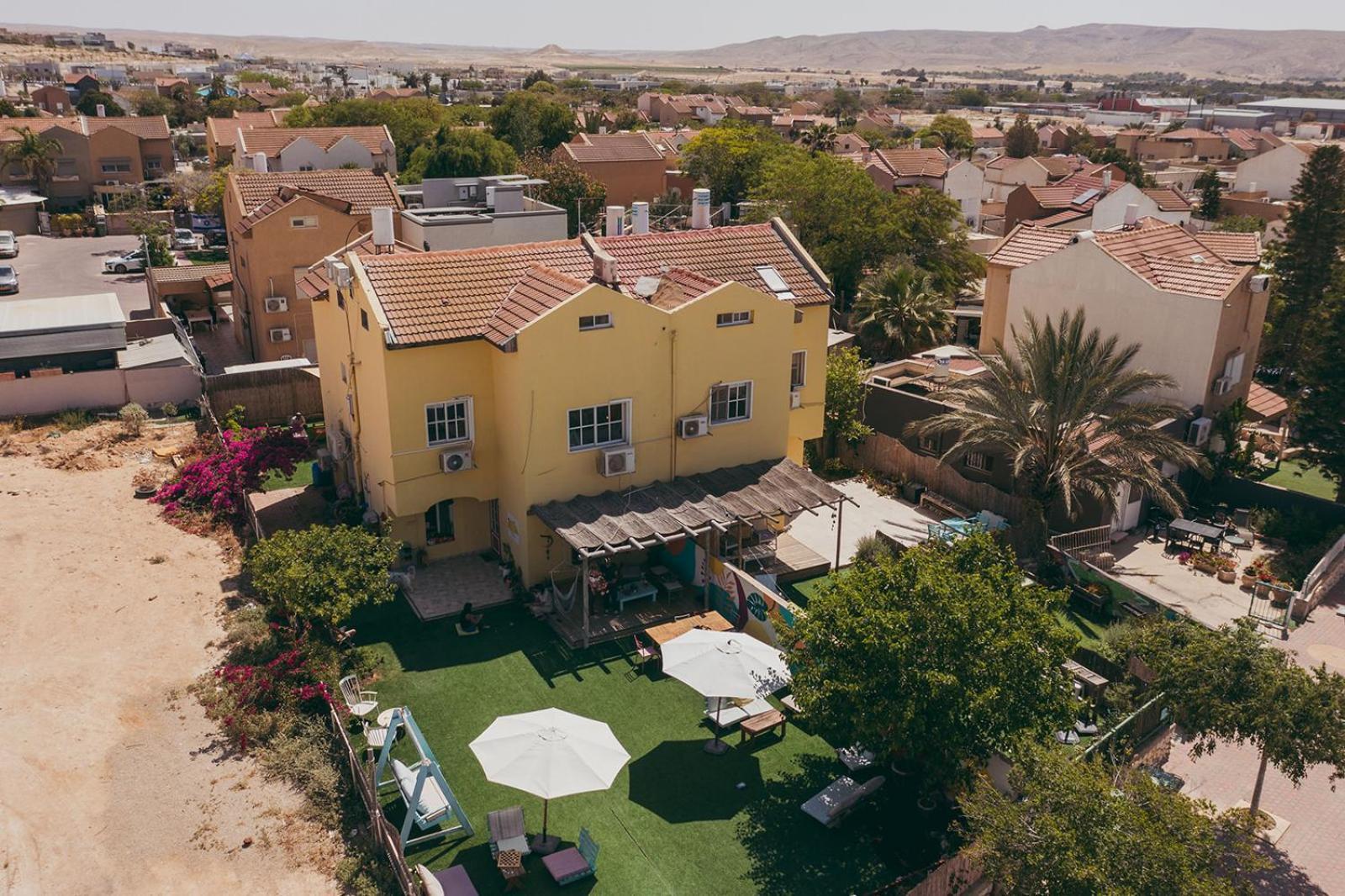 The White Hill Guesthouse Йерухам Экстерьер фото