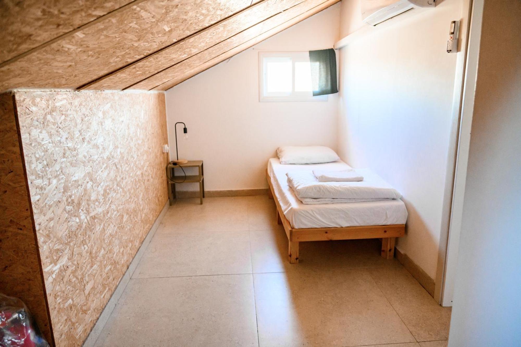 The White Hill Guesthouse Йерухам Экстерьер фото